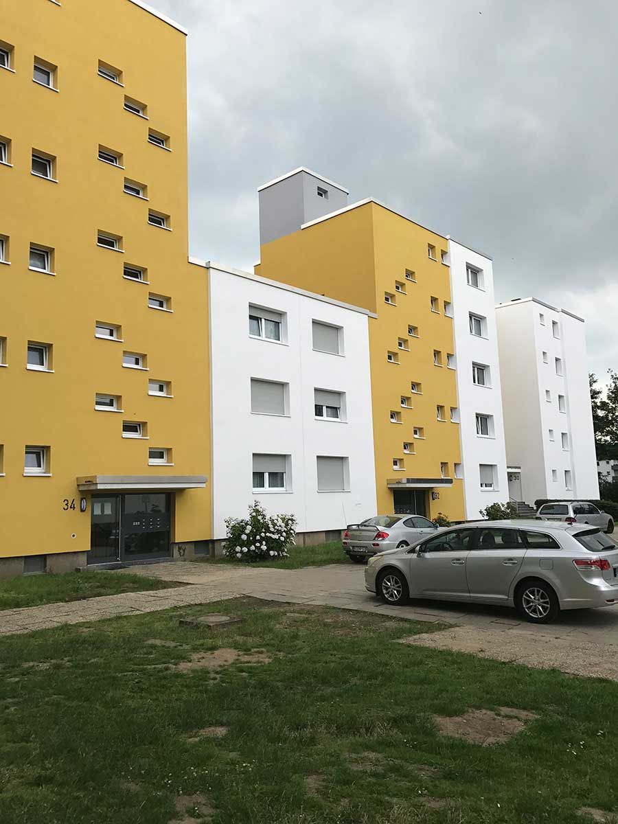Mehrfamilienhäuser in Bochum mit gelber und weißer Fassade