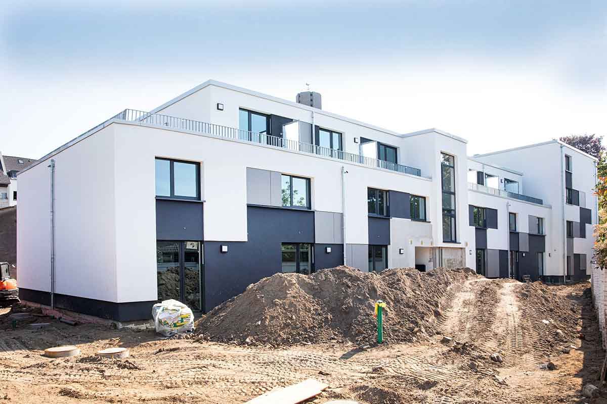 Neubau in Düsseldorf mit weißer Putzfassade und dunklen sowie grauen Fassadenplatten